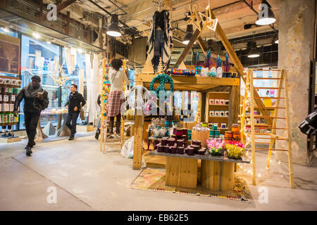 Ein Urban Outfitters Retail Store am Herald Square in New York Stockfoto