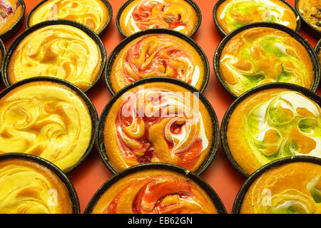 Auswahl von Zitrone, Erdbeere und Kalk gewürzt Kuchen in einer Bäckerei, Glasgow Stockfoto