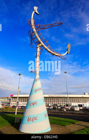 Fliegende Wahrzeichen am Eingang zum Flughafen Prestwick, Prestwick, Ayrshire, Schottland, UK mit dem terminal Hauptgebäude in Stockfoto