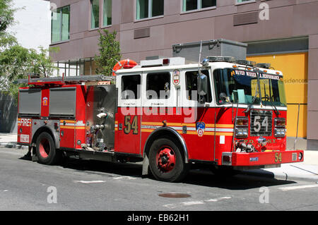 City of New York Fire Department Feuerwehrauto, von Motor Company 54 betrieben.  Geparkt in West 46th Street, Manhattan. Stockfoto