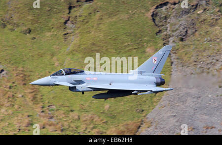 Ein tief fliegen RAF Eurofighter Typhoon, der 29 Squadron, fotografiert in Wales, Vereinigtes Königreich, im Oktober 2014. Stockfoto