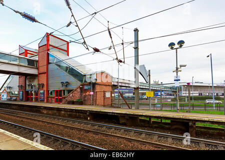 Bahnhof für Glasgow Prestwick Flughafen, Flughafen-terminal in den Hintergrund, Prestwick, Ayrshire, Schottland Stockfoto