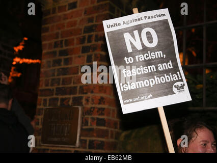 Oxford, UK. 26. November 2014. Antifaschistische Gruppe Protest vor dem Oxford Union gegen Tommy Robinson Vortrag bei der Union. Bildnachweis: Pete Lusabia/Alamy Live-Nachrichten Stockfoto