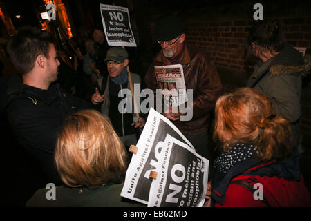 Oxford, UK. 26. November 2014. Antifaschistische Gruppe Protest vor dem Oxford Union gegen Tommy Robinson Vortrag bei der Union. Bildnachweis: Pete Lusabia/Alamy Live-Nachrichten Stockfoto