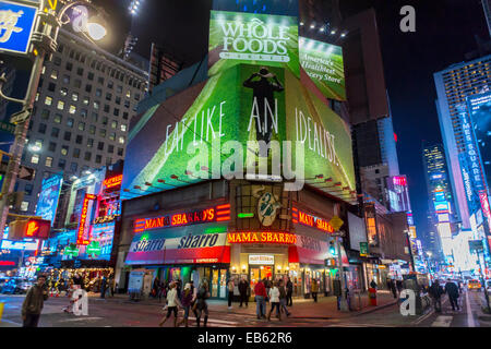 Ein Plakat mit Whole Foods "Werte Angelegenheit" Werbekampagne am Times Square in New York Stockfoto