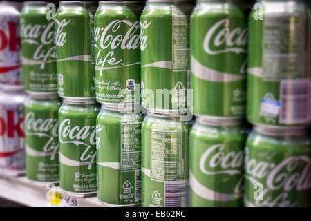 Sixpacks von Mini-Dosen Coca-Cola in einem Supermarkt am Samstag, 13.  August 2016 in New York. (© Richard B. Levine Stockfotografie - Alamy
