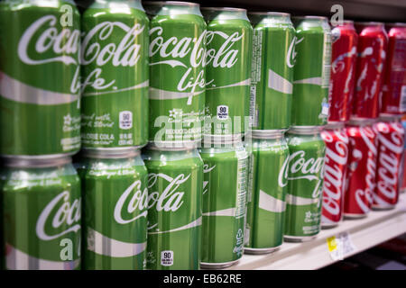 Sixpacks von Dosen des neuen Lebens, Coca-Cola in einem Supermarkt in New York Stockfoto