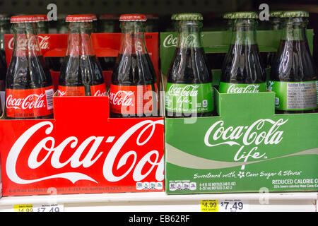 Sixpacks von Mini-Flaschen des neuen Coca-Cola Leben und klassischen Coke in einem Supermarkt in New York Stockfoto