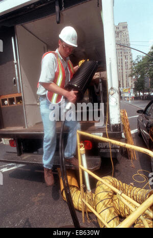 Arbeiter splice LWL-Kabel in einem mobilen Faser LWL Spleißen Labor in New York Stockfoto