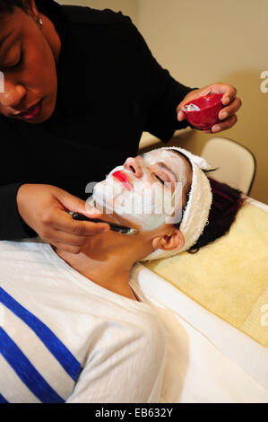 Beauty-Salon-weiße Frau immer eine Gesichtsbehandlung von schwarzen Kosmetikerin Stockfoto