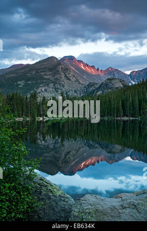 Bärensee und Longs Peak (14.255 Fuß), Rocky Mountain Nationalpark, Colorado USA Stockfoto