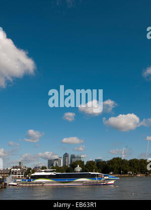 Blick vom Greenwichacross zur Canary Wharf mit Wasser-Taxi auf Greenwich Pier Stockfoto