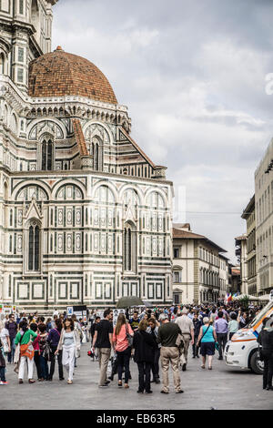 Außenansicht Apsis an Kreuzung Kathedrale von Florenz mit Straßenszene der Menge Crouds auf der Plaza rund um Dom Südseite Stockfoto