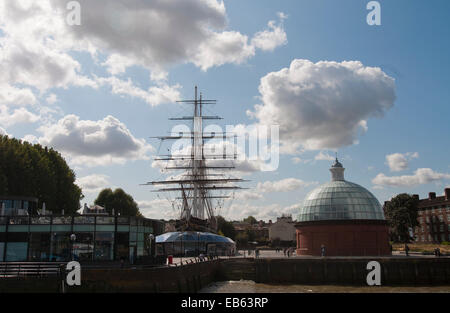 Greenwich Pier mit Cutty Sark im Hintergrund und der Eingang zu der Greenwich-Fußgängertunnel (das tut unter der Themse) Stockfoto