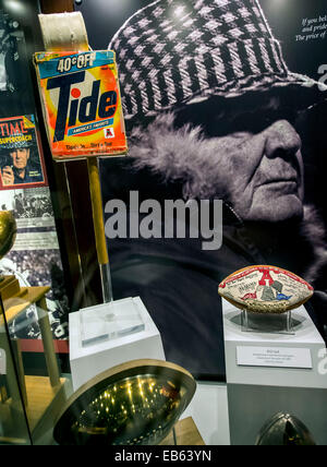 Tuscaloosa, Alabama, USA. 26. November 2014. Eine Anzeige im Musée Paul W. Bryant auf dem Campus der University of Alabama. Das Museum zeichnet die Geschichte des Fußballs in der Schule, mit besonderem Schwerpunkt auf dem legendären Trainer, Paul '' tragen '' Bryant. Die 2014 Iron Bowl-Spiel wird im Bryant Denny Stadium in Tuscaloosa am 29. November gegen Auburn University gespielt. © Brian Cahn/ZUMA Draht/Alamy Live-Nachrichten Stockfoto