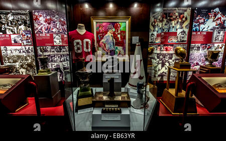 Tuscaloosa, Alabama, USA. 26. November 2014. Eine Anzeige im Musée Paul W. Bryant auf dem Campus der University of Alabama. Das Museum zeichnet die Geschichte des Fußballs in der Schule, mit besonderem Schwerpunkt auf dem legendären Trainer, Paul '' tragen '' Bryant. Die 2014 Iron Bowl-Spiel wird im Bryant Denny Stadium in Tuscaloosa am 29. November gegen Auburn University gespielt. © Brian Cahn/ZUMA Draht/Alamy Live-Nachrichten Stockfoto