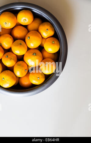 Gruppe von Orangen in große Schüssel Stockfoto