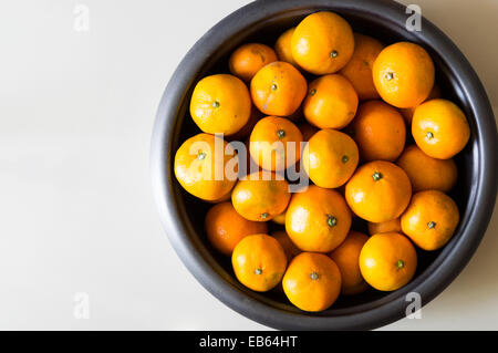 Gruppe von Orangen in große Schüssel Stockfoto