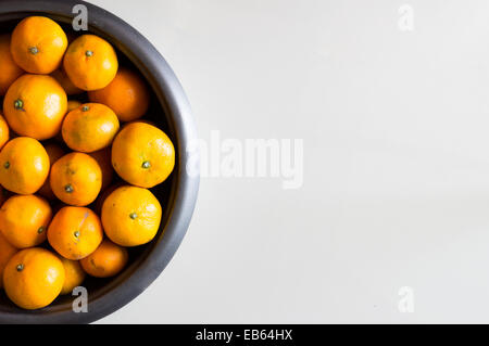 Gruppe von Orangen in große Schüssel Stockfoto