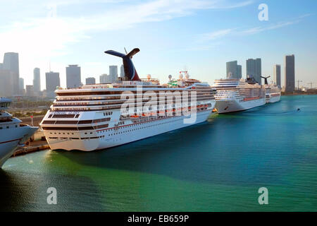 Carnival Glory Hafen von Miami Kreuzfahrtschiff dockt Florida FL uns Stockfoto