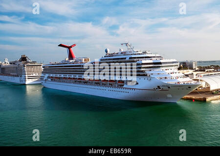 Carnival Conquest MSC Divina Hafen von Miami Kreuzfahrtschiff dockt Florida FL uns Stockfoto