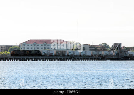 CSX Tropicana Orangensaft Zug überqueren der Klappbrücke in Bradenton Florida USA Stockfoto