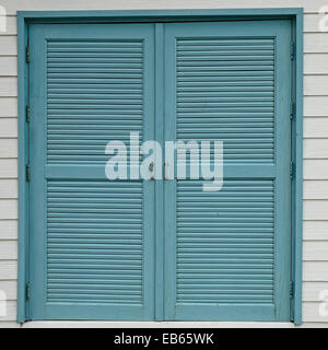 Schöne Cyan Holzfenster auf weißem Holz Hintergrund Stockfoto