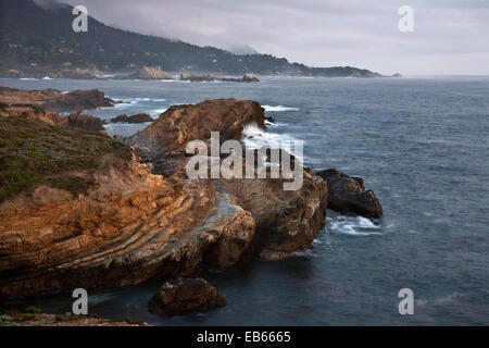 CA02428-00... Kalifornien - bunten Sandstein entlang der Ufer des Pazifischen Ozeans von Point Lobos State Reserve. Stockfoto