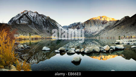 Alpenglühen auf Überführen See in der kalifornischen Sierra Nevada. Stockfoto