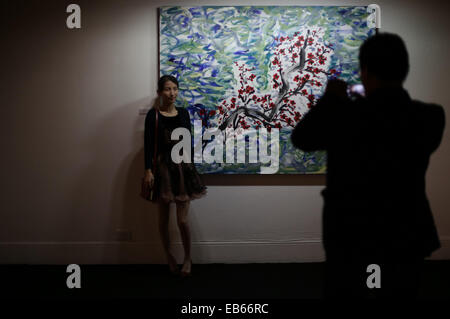 Panama City, Panama. 26. November 2014. Eine Frau posiert vor ein Kunstwerk in der Kunstausstellung "Den Ozean überqueren", im Museum of Contemporary Art in Panama-Stadt, Hauptstadt von Panama, am 26. November 2014. Über den Ozean, Ausstellung der zeitgenössischen Kunst Chinas, zeigt eine Übersicht der aktuellen chinesischen Kunst durch 31 Werke von neun chinesischen Künstlern. © Mauricio Valenzuela/Xinhua/Alamy Live-Nachrichten Stockfoto