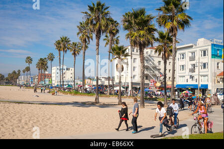 Touristen und einheimische Fahrradfahren entlang der berühmten Radweg Venice Beach, Los Angeles, Kalifornien, USA Stockfoto