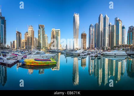 DUBAI, Vereinigte Arabische Emirate - Oktober 12: Moderne Gebäude in Dubai Marina, Dubai, Vereinigte Arabische Emirate. In der Stadt der künstlichen Kanal Länge von 3 km Stockfoto