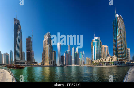 DUBAI, Vereinigte Arabische Emirate - 13 Oktober: Moderne Gebäude in Dubai Marina, Dubai, Vereinigte Arabische Emirate. In der Stadt der künstlichen Kanal Länge von 3 km Stockfoto