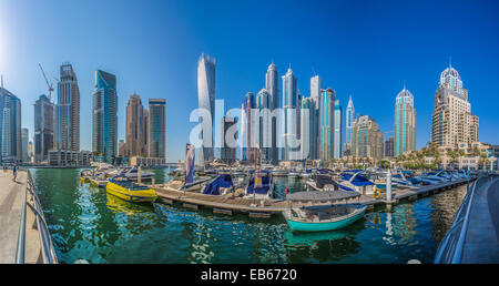 DUBAI, Vereinigte Arabische Emirate - 13 Oktober: Moderne Gebäude in Dubai Marina, Dubai, Vereinigte Arabische Emirate. In der Stadt der künstlichen Kanal Länge von 3 km Stockfoto