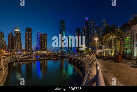 DUBAI, Vereinigte Arabische Emirate - 15 Oktober: Moderne Gebäude in Dubai Marina, Dubai, Vereinigte Arabische Emirate. In der Stadt der künstlichen Kanal Länge von 3 km Stockfoto