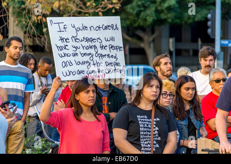 Los Angeles, USA. 26. November 2014. Ferguson Demonstranten am Federal Courthouse in Downtown Los Angeles Kalifornien. Bildnachweis: Chester Brown/Alamy Live-Nachrichten Stockfoto