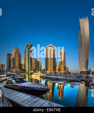 DUBAI, Vereinigte Arabische Emirate - Oktober 12: Moderne Gebäude in Dubai Marina, Dubai, Vereinigte Arabische Emirate. In der Stadt der künstlichen Kanal Länge von 3 km Stockfoto