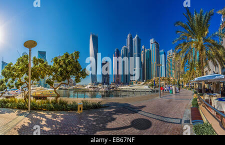 DUBAI, Vereinigte Arabische Emirate - 13 NOVEMBER: Moderne Gebäude in Dubai Marina, Dubai, Vereinigte Arabische Emirate. In der Stadt der künstlichen Kanal Länge von 3 km Stockfoto