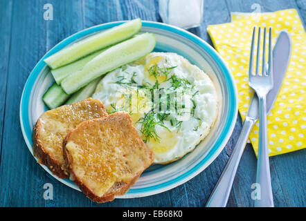 Spiegelei und Toast auf dem Teller Stockfoto