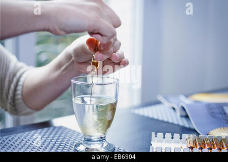 FRAU EINNAHME VON MEDIKAMENTEN Stockfoto