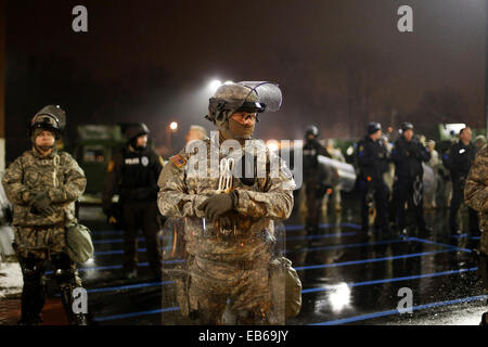 Ferguson, USA. 26. November 2014. US-Nationalgardisten Wachen außerhalb der Ferguson-Polizei-Abteilung, Ferguson, Missouri, USA, am 26. November 2014. Missouri Gouverneur Jay Nixon forderte mehr National Guards, die Situation unter Kontrolle. Einige 2.200 nationale Wachen wurden in Ferguson am Mittwoch eingesetzt. Bildnachweis: Jim Vondruska/Xinhua/Alamy Live-Nachrichten Stockfoto