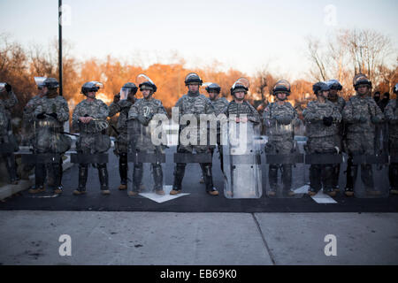 Ferguson, USA. 26. November 2014. US-Nationalgarde Wachen außerhalb Ferguson Police Department in den Vereinigten Staaten, Ferguson, Missouri am 26. November 2014. Missouri Gouverneur Jay Nixon forderte mehr National Guards, die Situation unter Kontrolle. Einige 2.200 nationale Wachen wurden in Ferguson am Mittwoch eingesetzt. Bildnachweis: Jim Vondruska/Xinhua/Alamy Live-Nachrichten Stockfoto