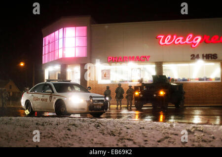 Ferguson, USA. 26. November 2014. Ferguson Polizei und Nationalgarde der Vereinigten Staaten stehen außerhalb von Walgreens in Ferguson, Missouri, USA, auf 26. November 2014. Missouri Gouverneur Jay Nixon forderte mehr National Guards, die Situation unter Kontrolle. Einige 2.200 nationale Wachen wurden in Ferguson am Mittwoch eingesetzt. Bildnachweis: Jim Vondruska/Xinhua/Alamy Live-Nachrichten Stockfoto