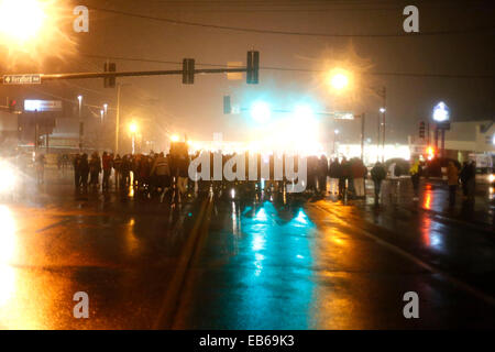 Ferguson, USA. 26. November 2014. Demonstranten an eine Demonstration am N. Florissant Rd Ferguson, Missouri, USA, am 26. November 2014 teilnehmen. Missouri Gouverneur Jay Nixon forderte mehr National Guards, die Situation unter Kontrolle. Einige 2.200 nationale Wachen wurden in Ferguson am Mittwoch eingesetzt. Bildnachweis: Jim Vondruska/Xinhua/Alamy Live-Nachrichten Stockfoto