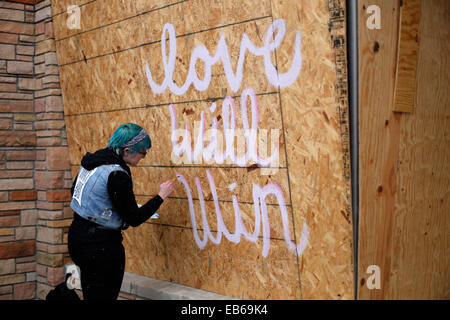 Ferguson, USA. 26. November 2014. Ein Bewohner malt Wandbild auf dem Board ein Schaufenster in Ferguson, Missouri, USA, am 26. November 2014. Missouri Gouverneur Jay Nixon forderte mehr National Guards, die Situation unter Kontrolle. Einige 2.200 nationale Wachen wurden in Ferguson am Mittwoch eingesetzt. Bildnachweis: Jim Vondruska/Xinhua/Alamy Live-Nachrichten Stockfoto