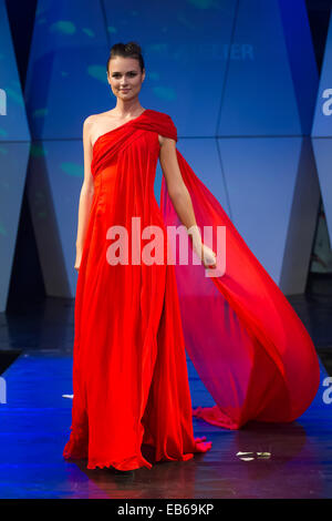 Budapest. 26. November 2014. Ein Modell stellt eine Kreation des britischen Designers Adam X Atelier während der Fashion Week Budapest in Budapest, Ungarn am 26. November 2014. © Attila Volgyi/Xinhua/Alamy Live-Nachrichten Stockfoto