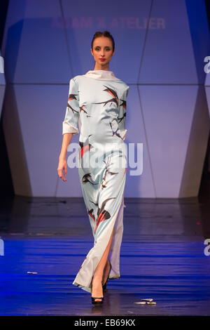 Budapest. 26. November 2014. Ein Modell stellt eine Kreation des britischen Designers Adam X Atelier während der Fashion Week Budapest in Budapest, Ungarn am 26. November 2014. © Attila Volgyi/Xinhua/Alamy Live-Nachrichten Stockfoto