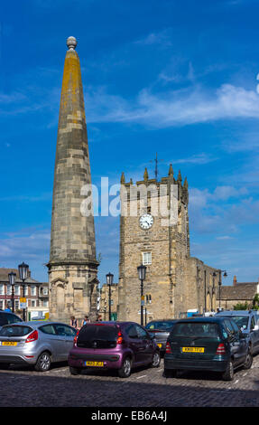 Richmond Marktplatz mit Market Cross, geparkte Autos und Pfarrkirche Stockfoto