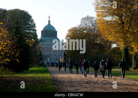 Menschen zu Fuß durch den Park Sanssouci im Herbst, Schloss Neues Palais, Potsdam Stockfoto