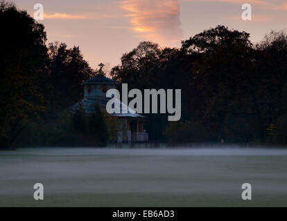 Chinesisches Haus Pavillon im Park Sanssouci, Potsdam, Nebel, Herbst Stockfoto